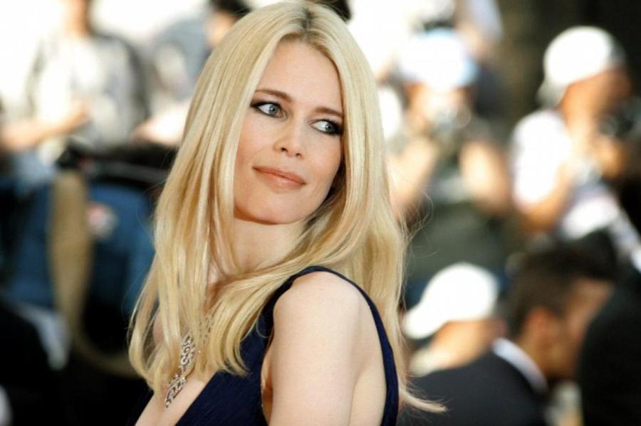 Опухшая и постаревшая: Клаудию Шиффер засняли во время прогулки