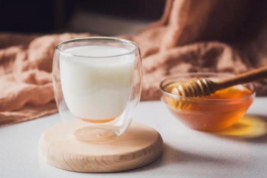 Холодное или теплое? Врач-гастроэнтеролог объясняет какое молоко пить