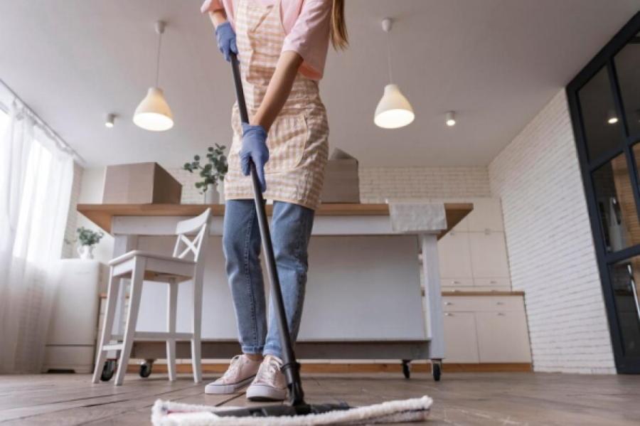 Почему нельзя мыть и подметать пол вечером: что говорят приметы