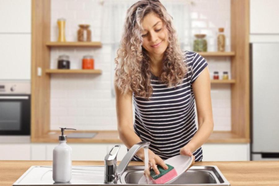 Почему нельзя мыть посуду в гостях и другие приметы, в которые мы верим