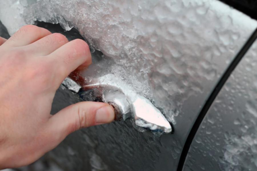 Не совершай ошибку: что нельзя делать, если примерзла дверь в машине