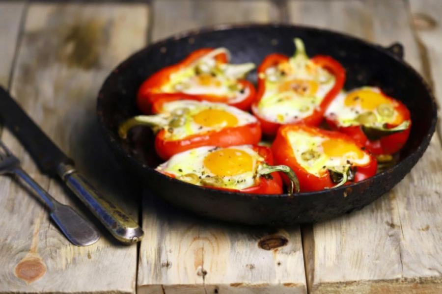 Яичница с ветчиной и сыром в перце: рецепт красивого завтрака