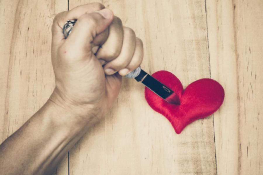 Как любят и почему изменяют разные Знаки Зодиака