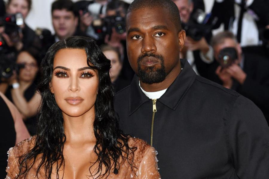 Абсолютно прозрачно: Канье Уэст продаст платье, в которое раздел 30-летнюю жену