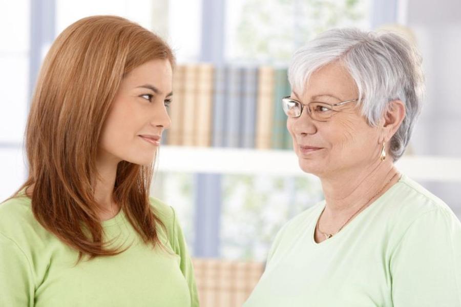 Это ранит ее: 5 фраз, которые нельзя говорить пожилой маме