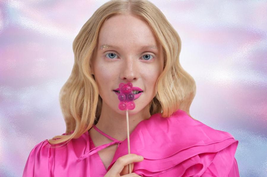 "Покусанные" губы и узкие брови: 7 главных трендов в макияже этой весны