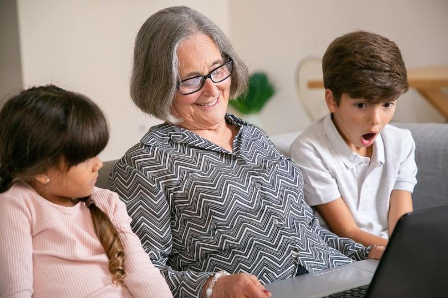 Статус "бабушка": как рождение внуков влияет на самооценку