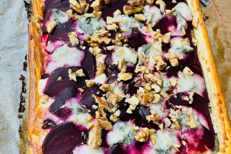 Французский пирог "наизнанку": готовим тарт татен со свеклой и козьим сыром