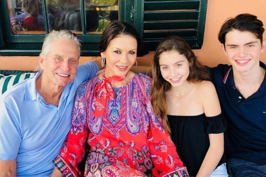 Дети Майкла Дугласа и Кэтрин Зета-Джонс поделились снимками семейного уик-энда