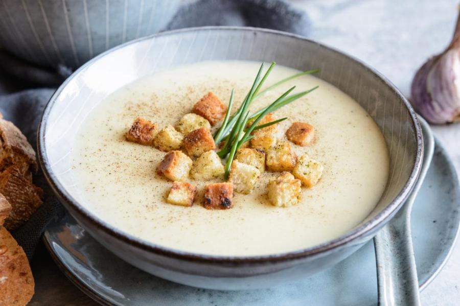 Лёгкий и ароматный: готовим французский чесночный суп с крутонами