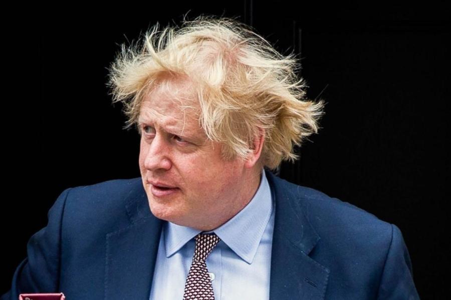 «Слишком смешно, чтобы не поделиться»: экс-премьера Британии Бориса Джонсона укусил страус