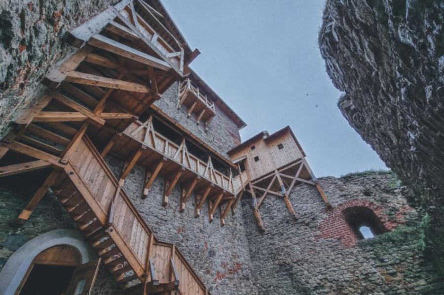 Возле Баусского замка обвалилась часть скалы