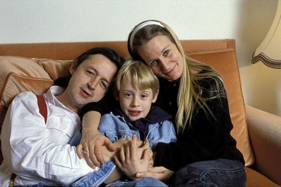 70-летняя мать звезды «Один дома» живет в нищете у свалки