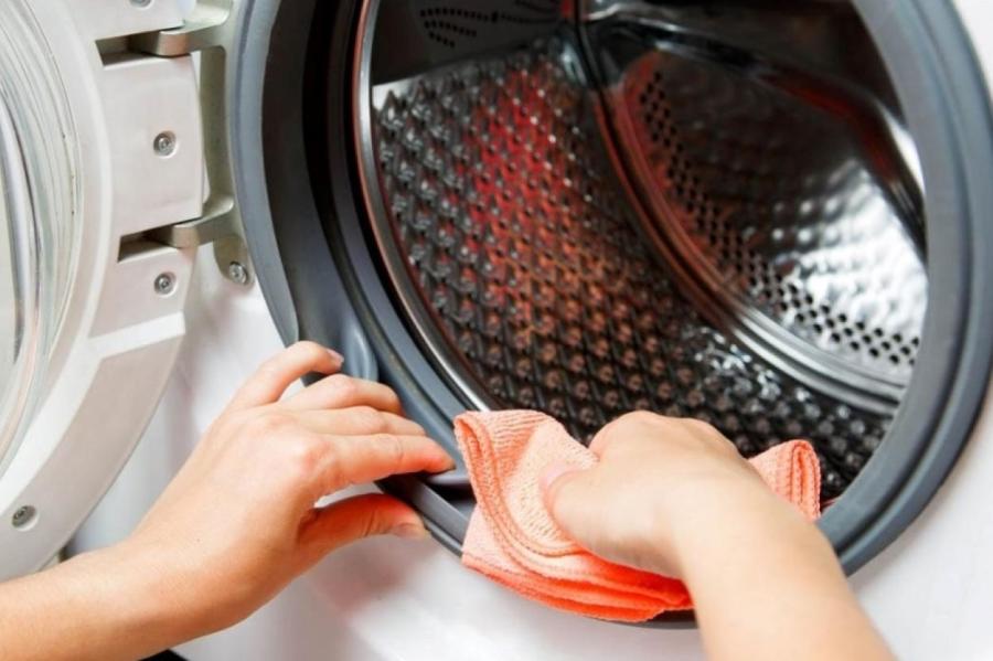 Откуда в стиральной машине берётся запах: три причины