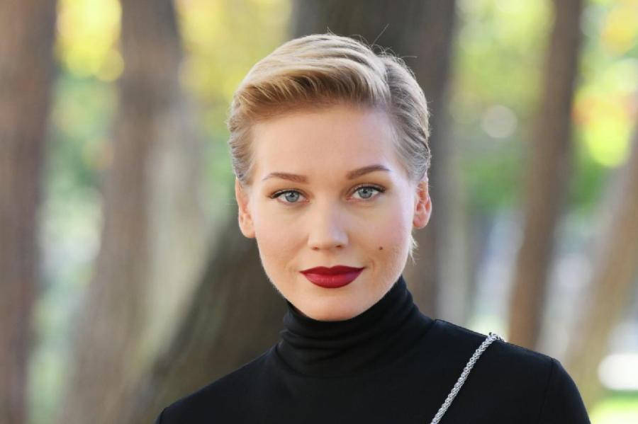 «‎Профнепригодная» Кристина Асмус улетела во Францию