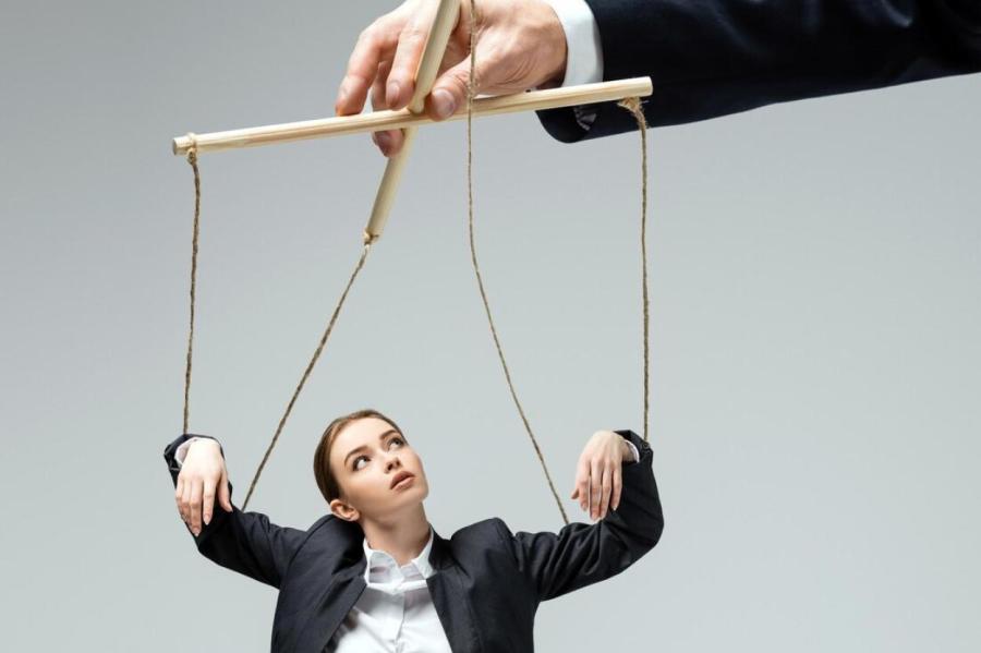 Как осадить манипулятора: 8 фраз-выручалочек