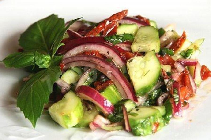 Хрустящий и пикантный: рецепт тайского салата из огурцов