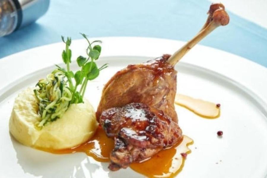 Французская классика на тарелке: нежная утка конфи