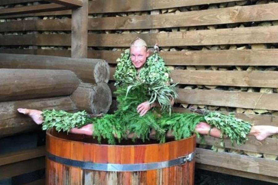 Иди ты в баню: выдав дочь замуж, 49-летняя Волочкова отдыхает в парилке