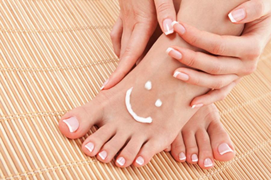 Для лёгкости ног: что нужно знать о кремах от потливости и отёков летом