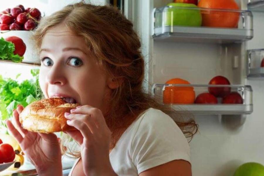 "Ночной дожор": врачи рассказали, кому полезно есть перед сном