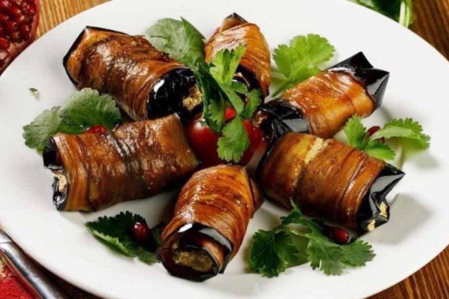 Рулетики из баклажанов: блюдо, от которого нельзя поправиться