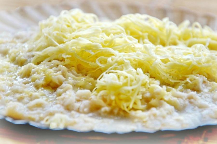 Полезный завтрак с изюминкой — овсянка с сыром