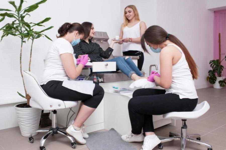 Бьюти-зависимость: что не так с женщинами, которые не могут жить без маникюра и косметолога