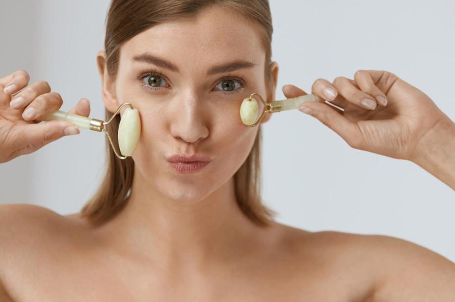 Массажеры для лица: эффективность и риски применения