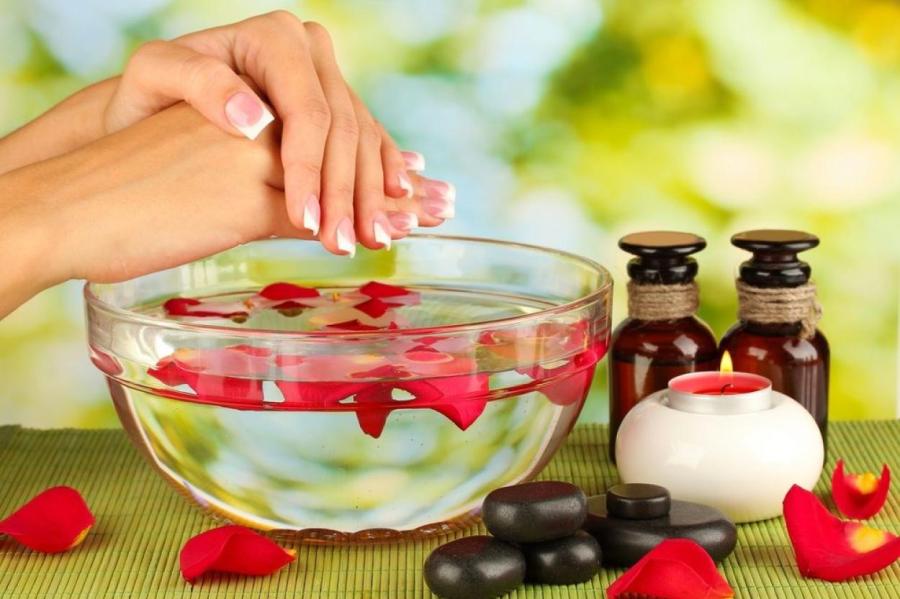Самые натуральные: 5 лучших рецептов ванночек для ногтей