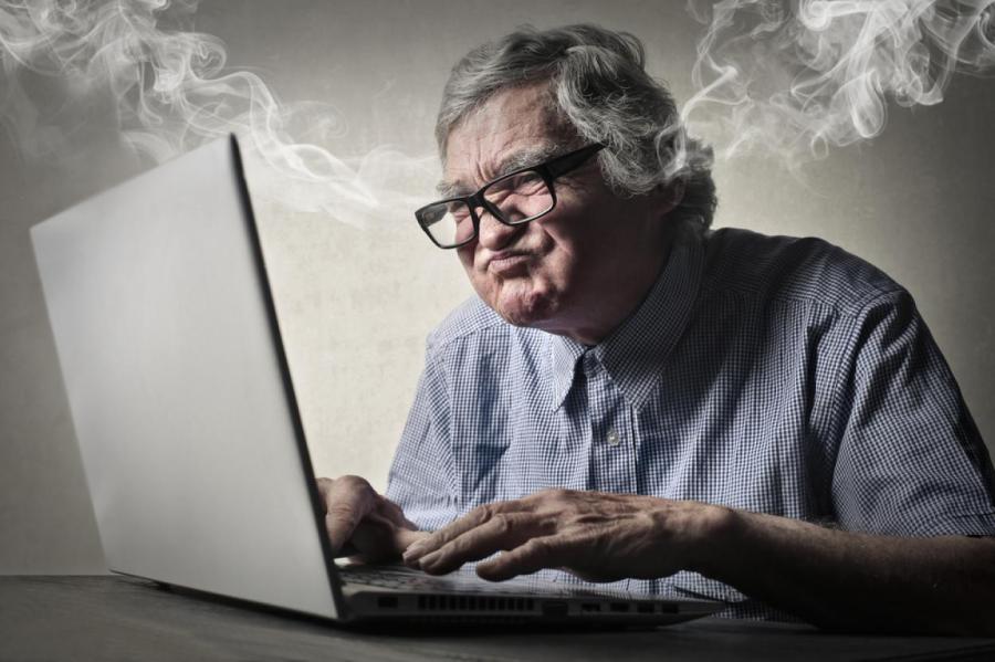 Вам пишут гадости в Интернете: психолог советует как на это реагировать