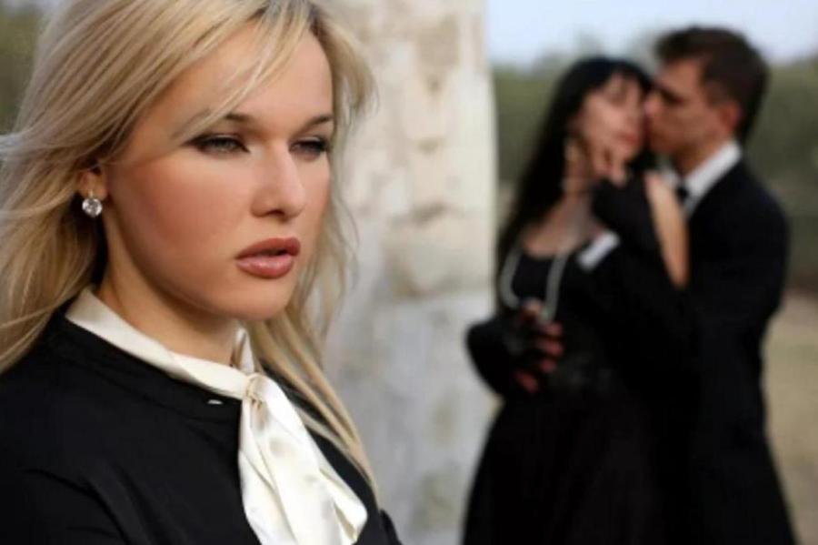 Вне брака, вне правил: психология женщин, выбирающих роль любовницы