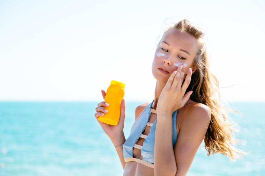 7 бьюти-средств, которые обязательно нужно взять с собой на пляж