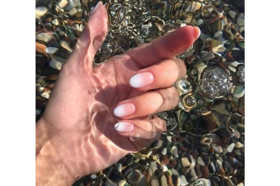 Уход за ногтями летом: лучшие лайфхаки от мастера маникюра