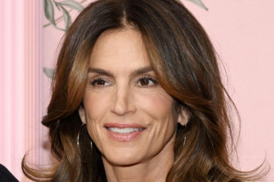 59-летняя Синди Кроуфорд планомерно отступает под натиском возраста