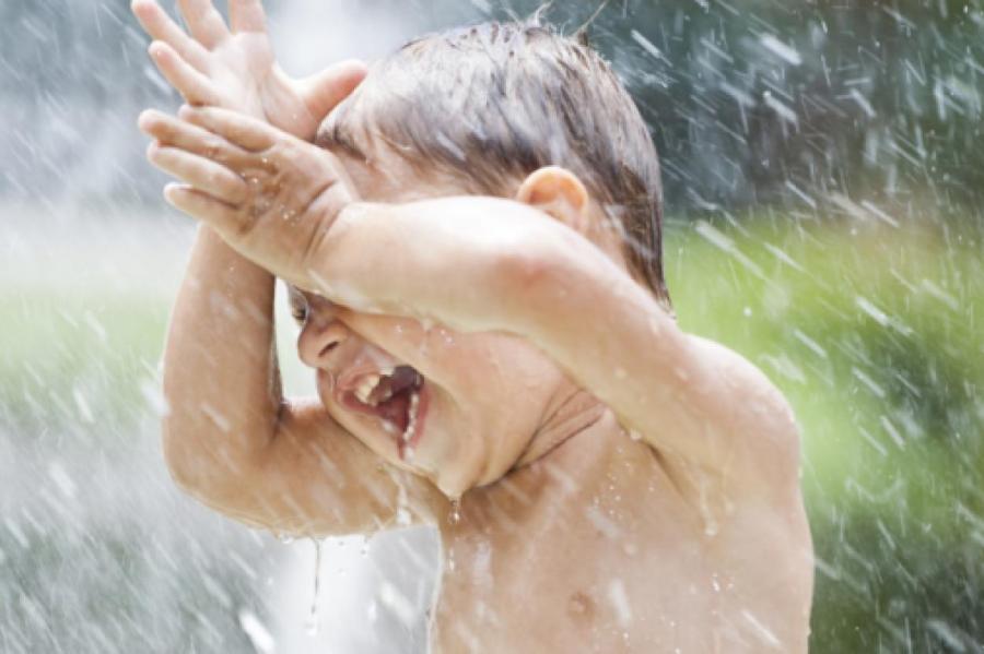 Идём на мокрое дело: 12 безопасных игр с водой, которые понравятся детям
