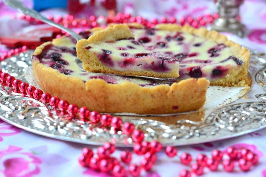 Лето на тарелке: домашний пирог с чёрной смородиной и сметаной