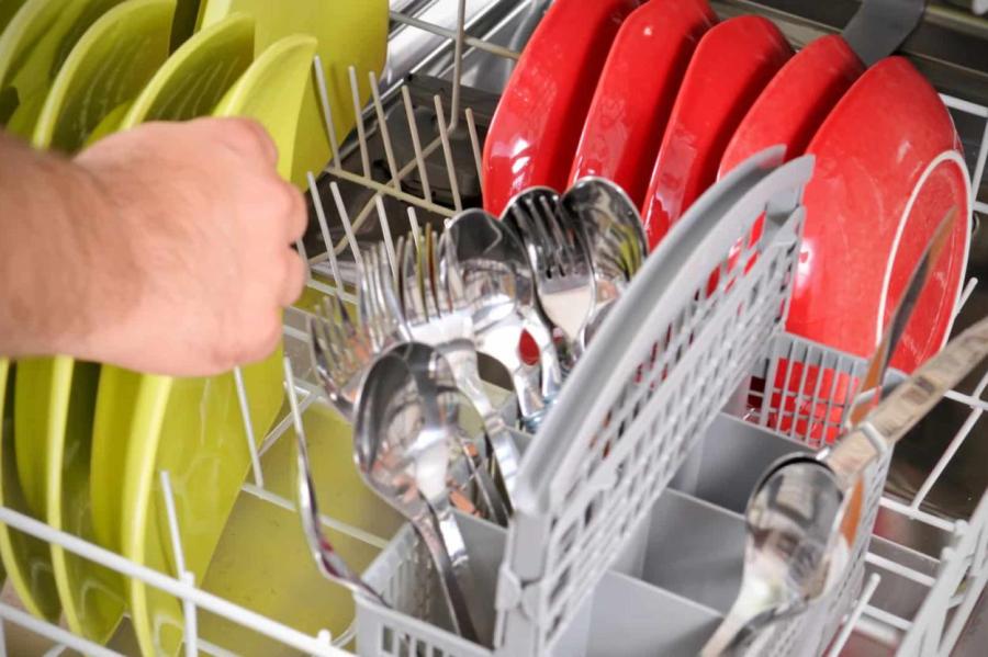 Когда техника бессильна: посуда, которую лучше не мыть в посудомоечной машине