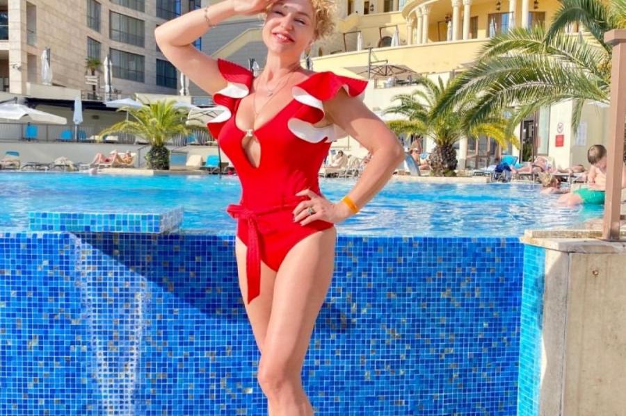 Алле Довлатовой скоро 51, но она выглядит как конфетка: фото в купальнике