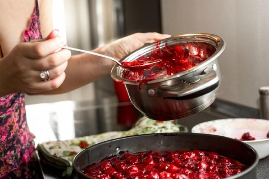 Пригорело варенье: как избавиться от запаха и горечи