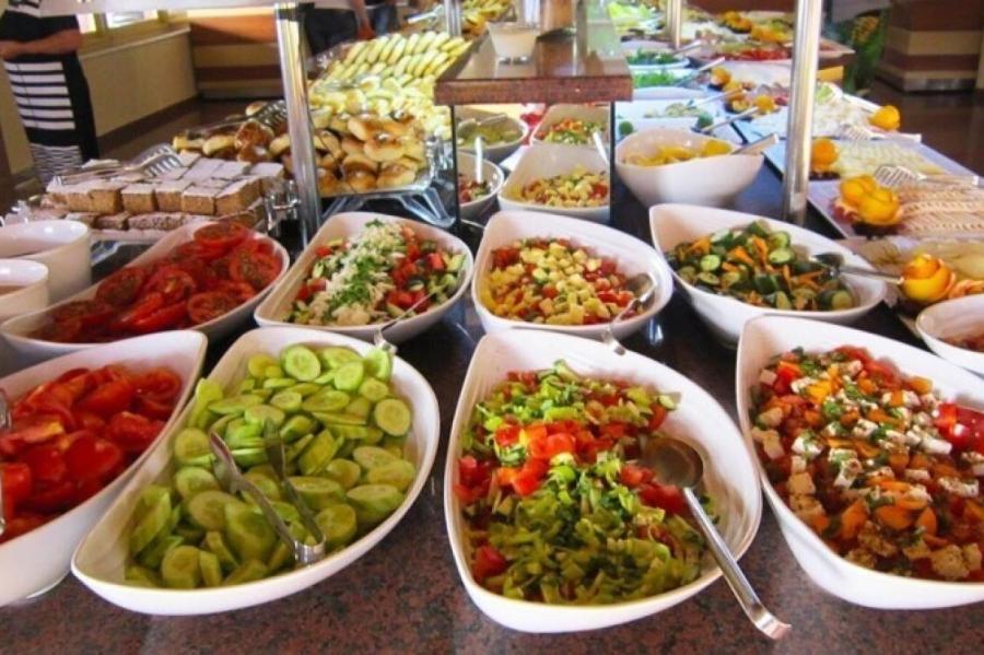 Не все одинаково полезно: каких блюд и напитков следует избегать в отелях «всё включено»