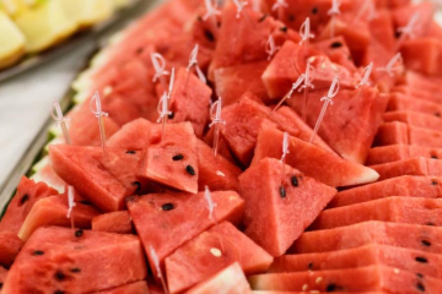 Правила арбузного приличия: как есть арбуз в официальных условиях