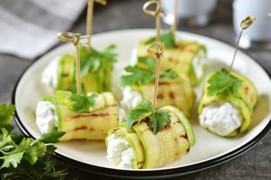 Вкус лета: рулетики из кабачков с рикоттой и ароматной зеленью