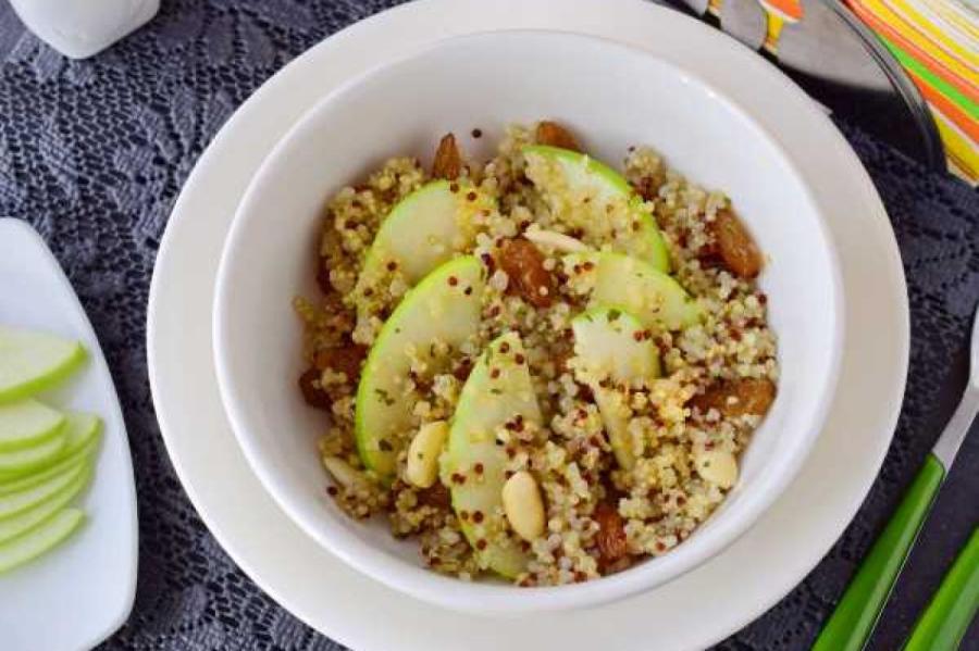 Полезный и вкусный перекус: рецепт салата из киноа и яблок