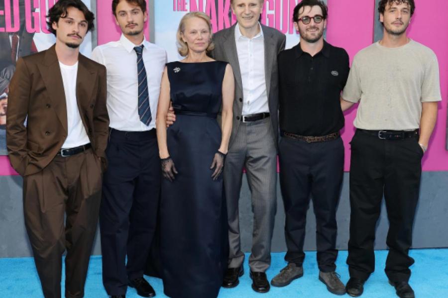 Роман старых друзей: Памелла Андерсон и Лиам Нисон фотографируются со взрослыми детьми