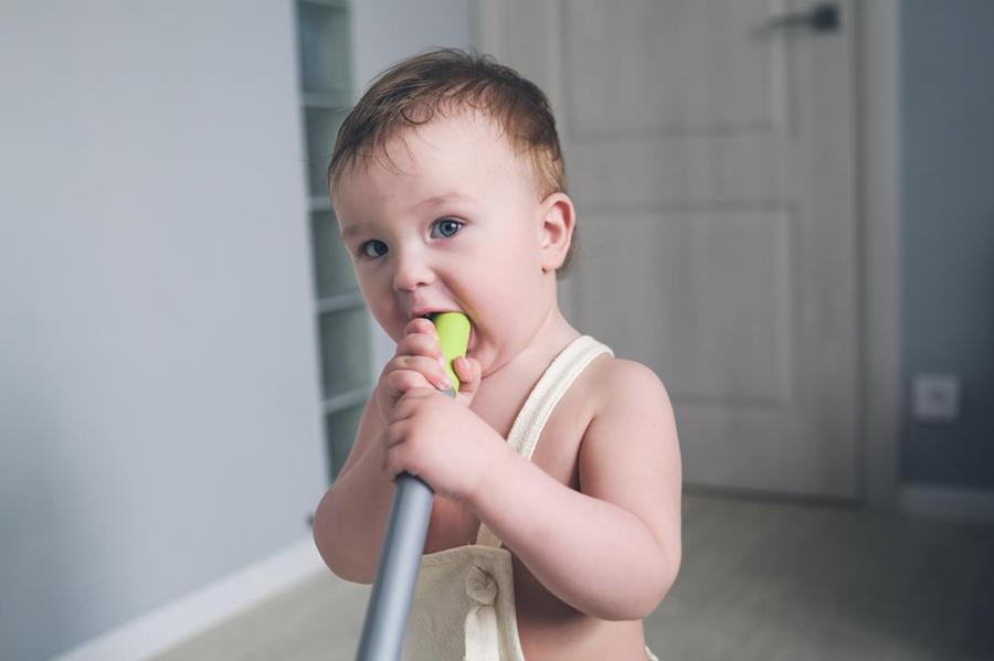 Зачем ребёнок жует всё вокруг и стоит ли беспокоиться