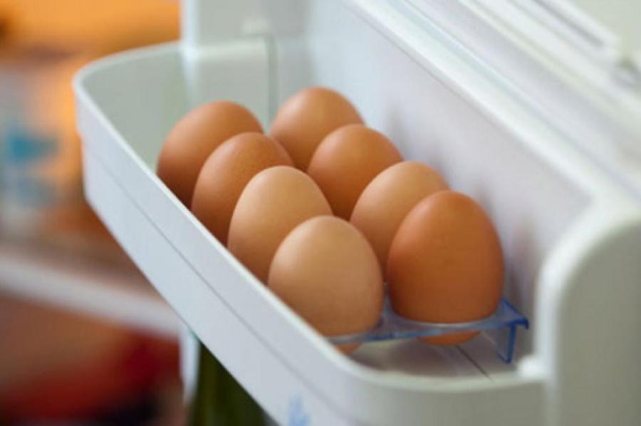 Почему не стоит хранить яйца в дверце холодильника