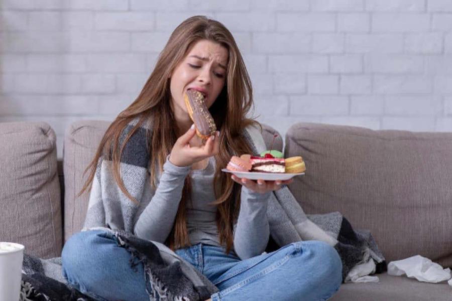 Почему мы «заедаем» стресс: психолог объясняет, что с этим делать