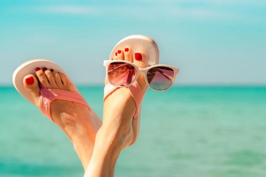 И думать о красе ногтей: как сохранить идеальный педикюр на пляже