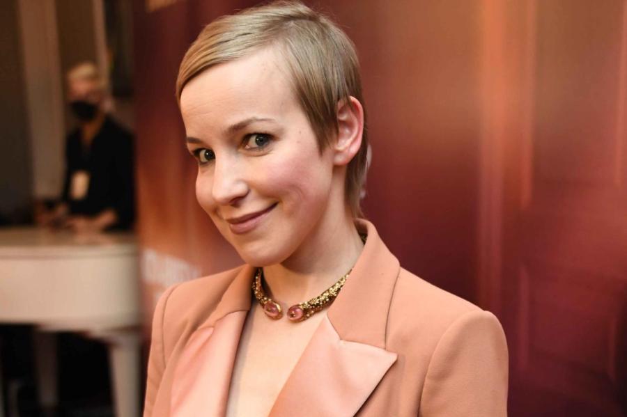 «Мне стыдно!»: популярная российская актриса в Париже работает таксистом